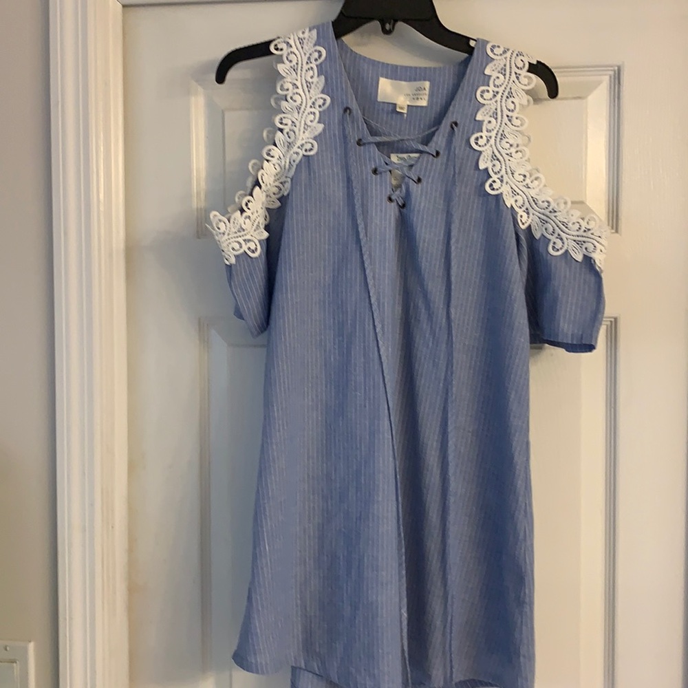 Short sleeve cold shoulder tunic.
